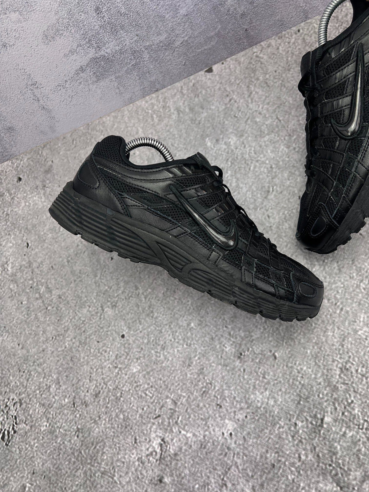 Nike P-6000 Black — buty sportowe męskie w bardzo dobrym stanie rozmiar 42, zewnętrzny panel prawego buta