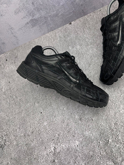 Nike P-6000 Black — buty sportowe męskie w bardzo dobrym stanie rozmiar 42, zewnętrzny panel prawego buta