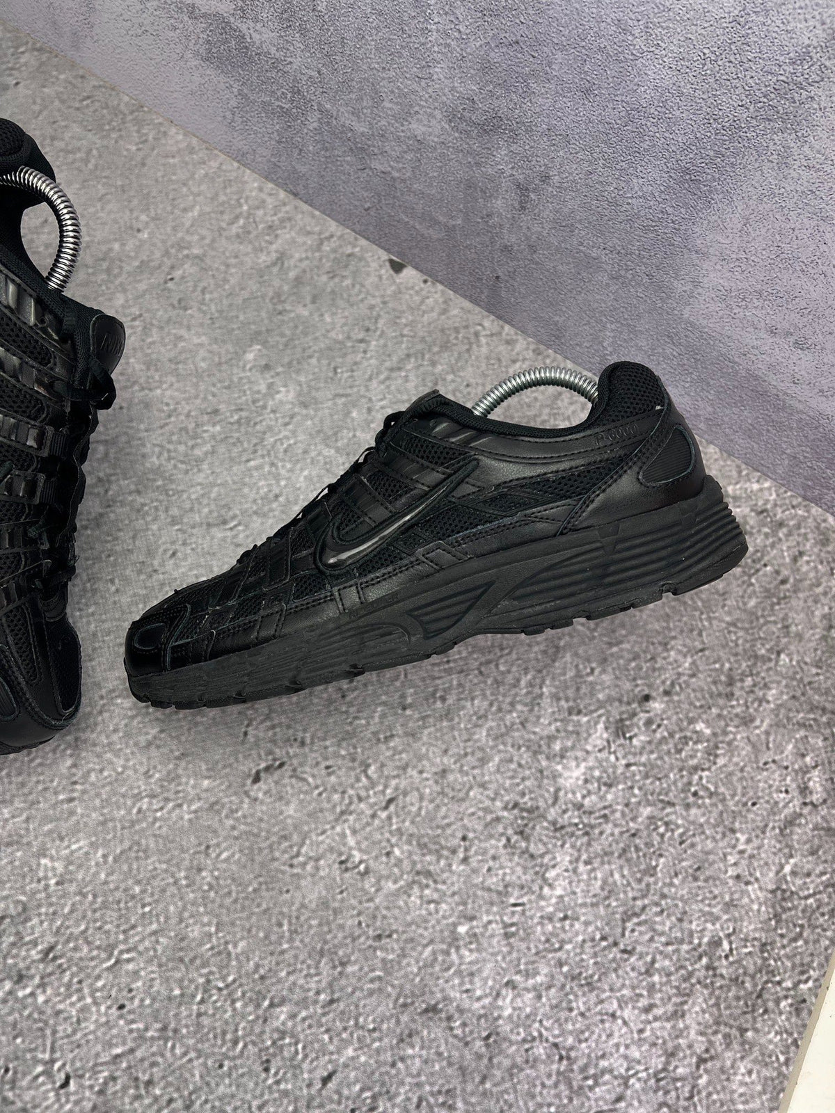 Nike P-6000 Black — buty sportowe męskie w bardzo dobrym stanie rozmiar 42, zewnętrzny panel lewego buta