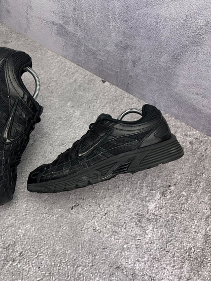 Nike P-6000 Black — buty sportowe męskie w bardzo dobrym stanie rozmiar 42, wewnętrzny panel prawego buta