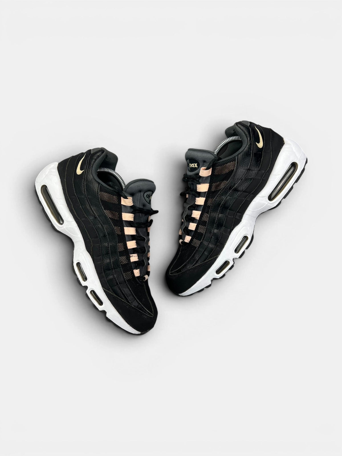 Nike Air Max 95 — buty sportowe męskie w bardzo dobrym stanie rozmiar 44, widok z góry na zewnętrzną stronę butów