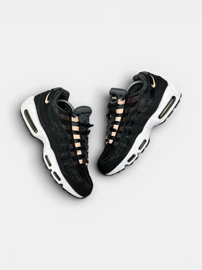 Nike Air Max 95 — buty sportowe męskie w bardzo dobrym stanie rozmiar 44, widok z góry na zewnętrzną stronę butów