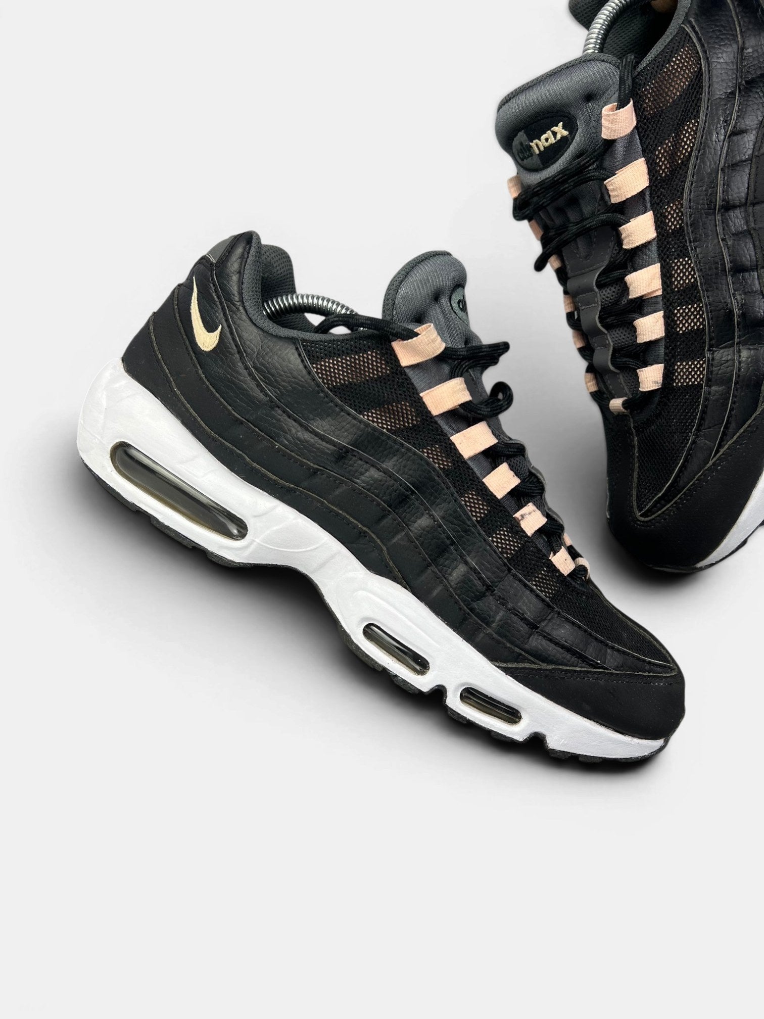 Nike Air Max 95 — buty sportowe męskie w bardzo dobrym stanie rozmiar 44, zewnętrzny panel prawego buta