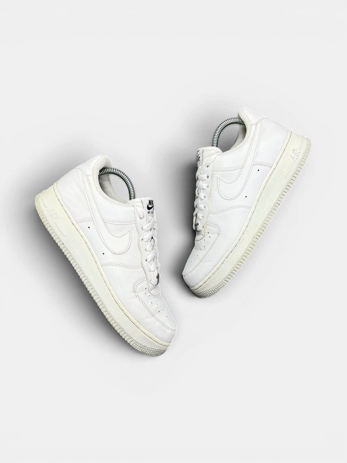 Nike Air Force 1 '07 Next Nature — buty sportowe damskie w bardzo dobrym stanie rozmiar 39, widok z góry na zewnętrzną stronę butów