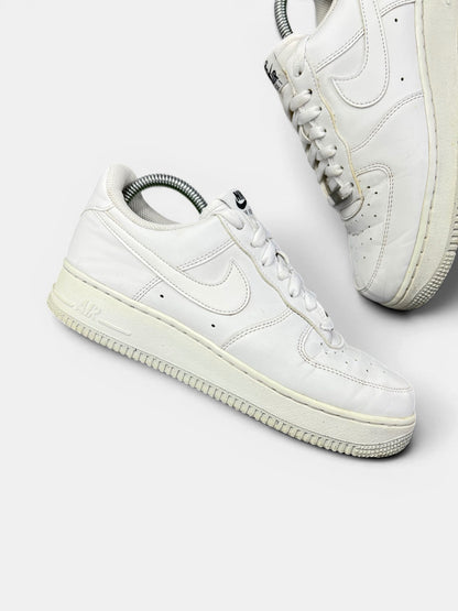 Nike Air Force 1 '07 Next Nature — buty sportowe damskie w bardzo dobrym stanie rozmiar 39, zewnętrzny panel prawego buta
