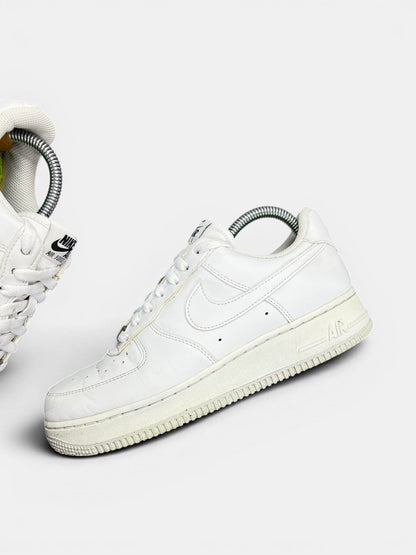 Nike Air Force 1 '07 Next Nature — buty sportowe damskie w bardzo dobrym stanie rozmiar 39, zewnętrzny panel lewego buta