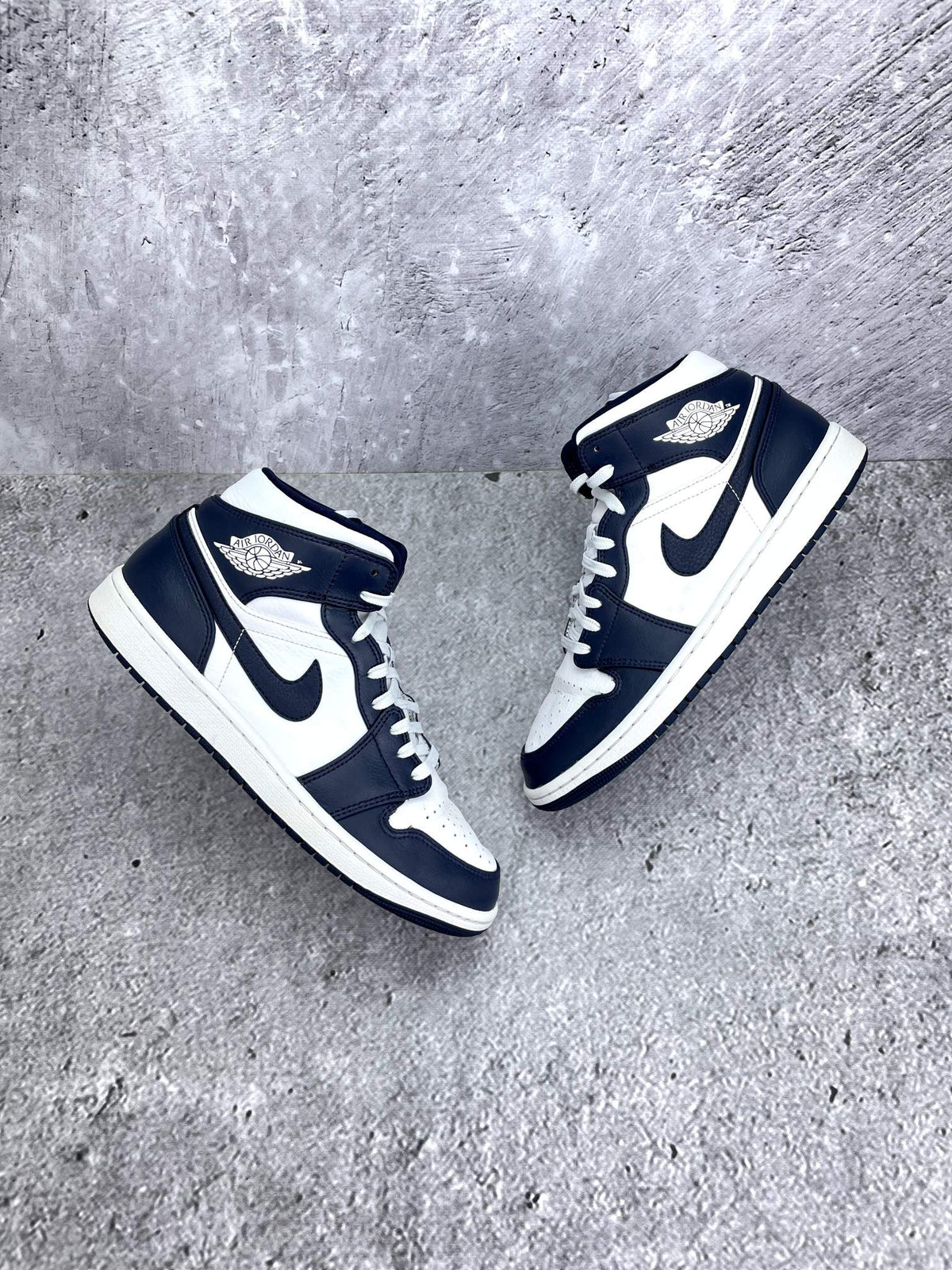 Jordan Air Jordan 1 Mid SE Obsidian — buty sportowe męskie w bardzo dobrym stanie rozmiar 43, widok z góry na zewnętrzną stronę butów