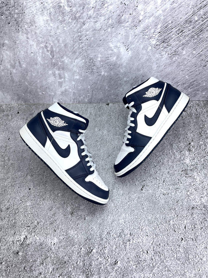 Jordan Air Jordan 1 Mid SE Obsidian — buty sportowe męskie w bardzo dobrym stanie rozmiar 43, widok z góry na zewnętrzną stronę butów