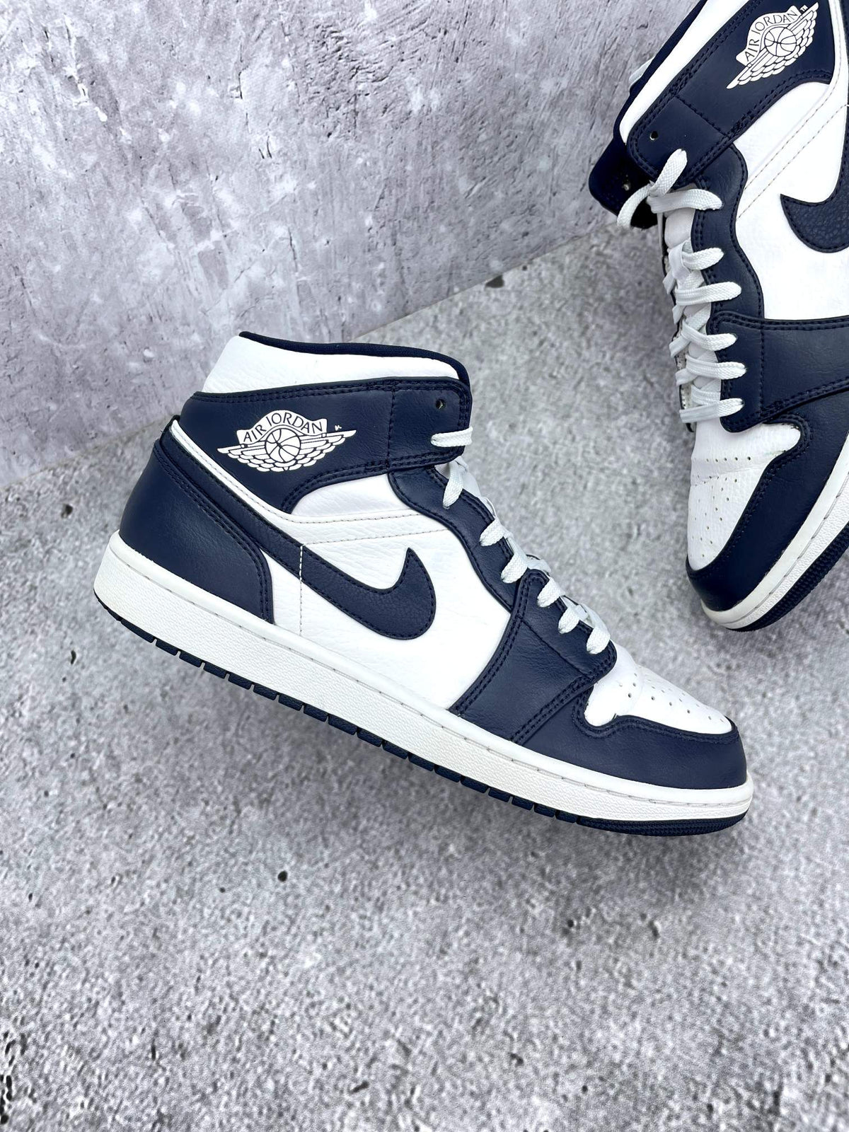 Jordan Air Jordan 1 Mid SE Obsidian — buty sportowe męskie w bardzo dobrym stanie rozmiar 43, zewnętrzny panel prawego buta