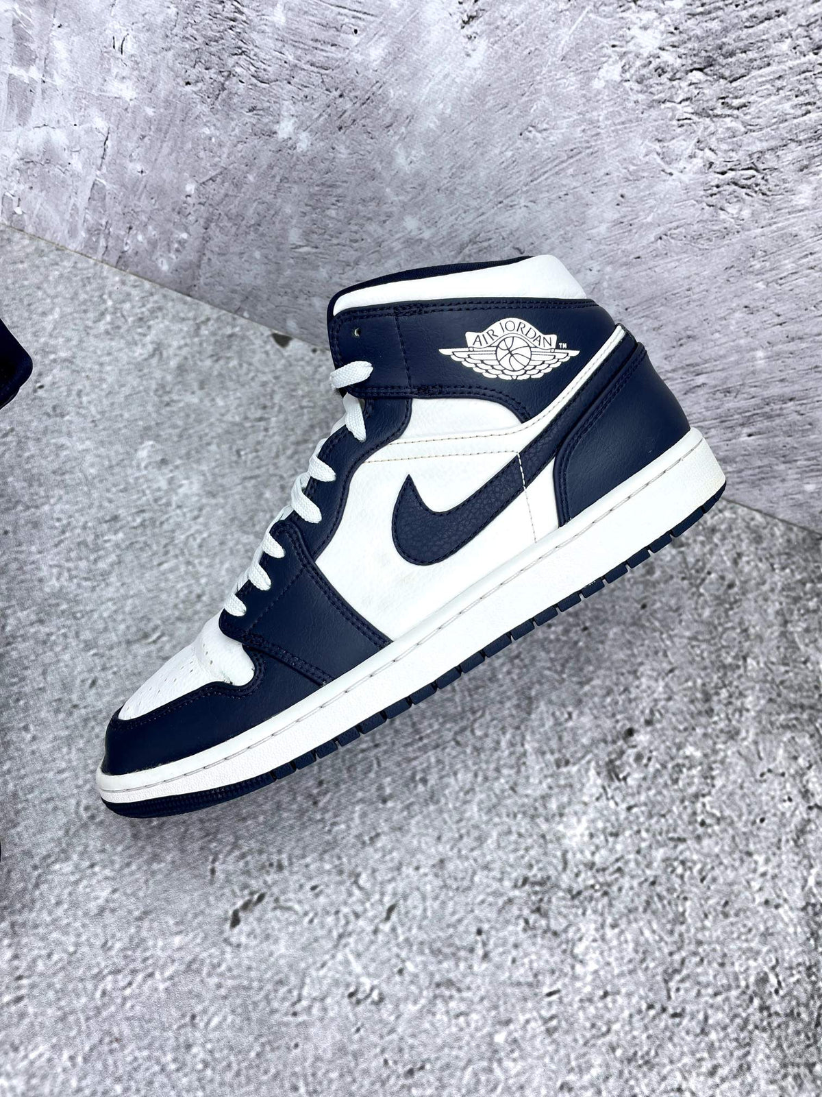 Jordan Air Jordan 1 Mid SE Obsidian — buty sportowe męskie w bardzo dobrym stanie rozmiar 43, zewnętrzny panel lewego buta