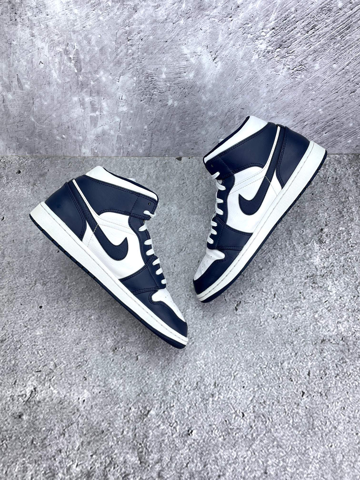 Jordan Air Jordan 1 Mid SE Obsidian — buty sportowe męskie w bardzo dobrym stanie rozmiar 43, widok z góry na wewnętrzną stronę butów
