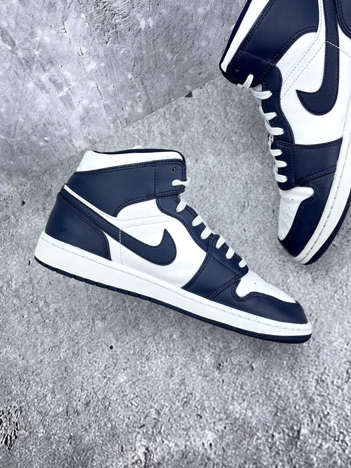 Jordan Air Jordan 1 Mid SE Obsidian — buty sportowe męskie w bardzo dobrym stanie rozmiar 43, wewnętrzny panel lewego buta
