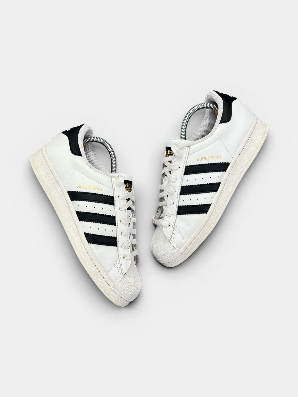 Adidas Superstar White Black — buty sportowe damskie w bardzo dobrym stanie rozmiar 40, widok z góry na zewnętrzną stronę butów