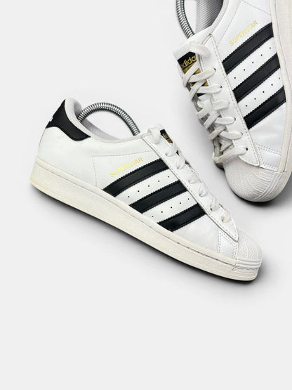 Adidas Superstar White Black — buty sportowe damskie w bardzo dobrym stanie rozmiar 40, zewnętrzny panel prawego buta