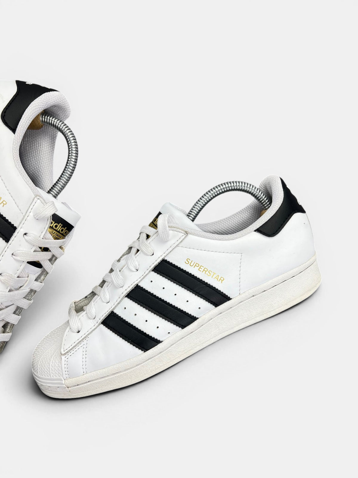 Adidas Superstar White Black — buty sportowe damskie w bardzo dobrym stanie rozmiar 40, zewnętrzny panel lewego buta