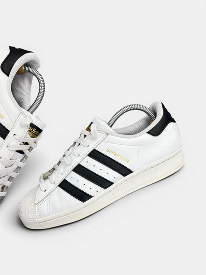Adidas Superstar White Black — buty sportowe damskie w bardzo dobrym stanie rozmiar 40, zewnętrzny panel lewego buta
