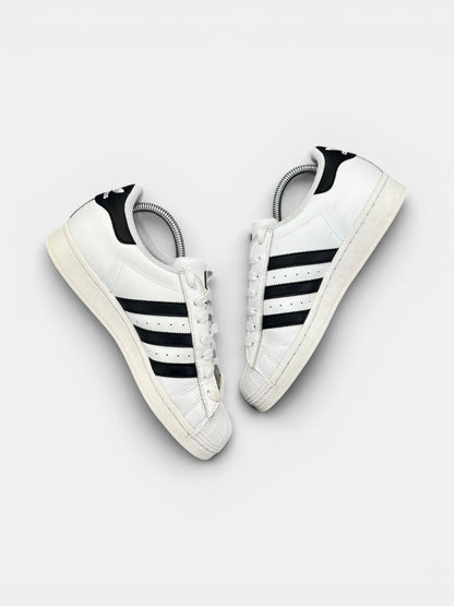 Adidas Superstar White Black — buty sportowe damskie w bardzo dobrym stanie rozmiar 40, widok z góry na wewnętrzną stronę butów