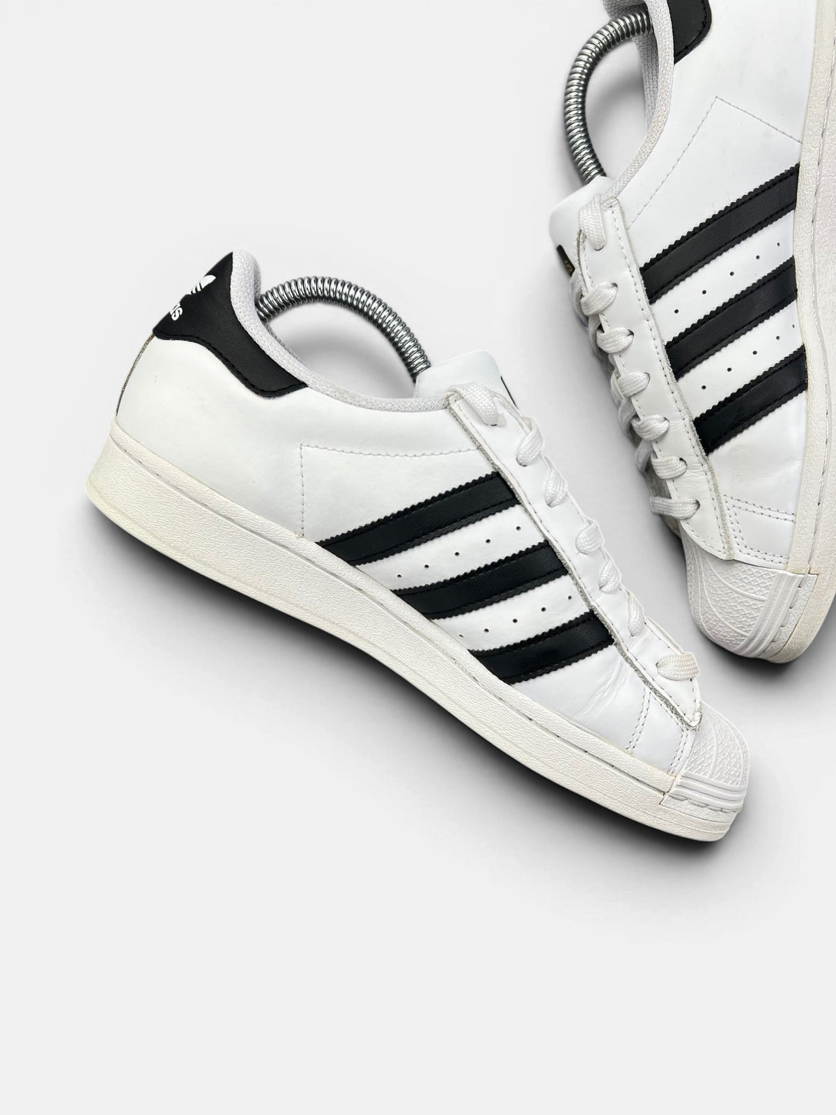 Adidas Superstar White Black — buty sportowe damskie w bardzo dobrym stanie rozmiar 40, wewnętrzny panel lewego buta