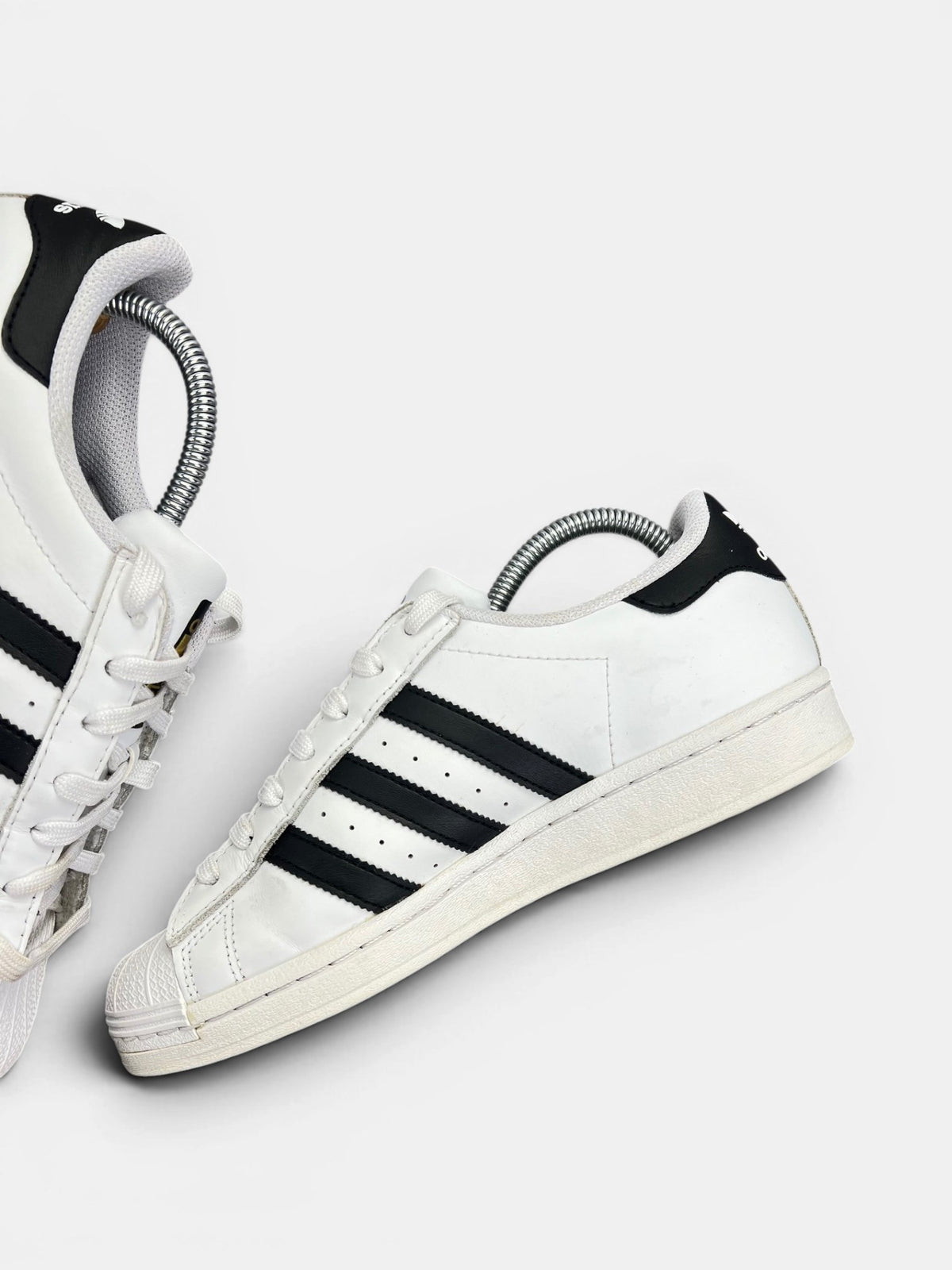 Adidas Superstar White Black — buty sportowe damskie w bardzo dobrym stanie rozmiar 40, wewnętrzny panel prawego buta