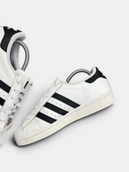 Adidas Superstar White Black — buty sportowe damskie w bardzo dobrym stanie rozmiar 40, wewnętrzny panel prawego buta