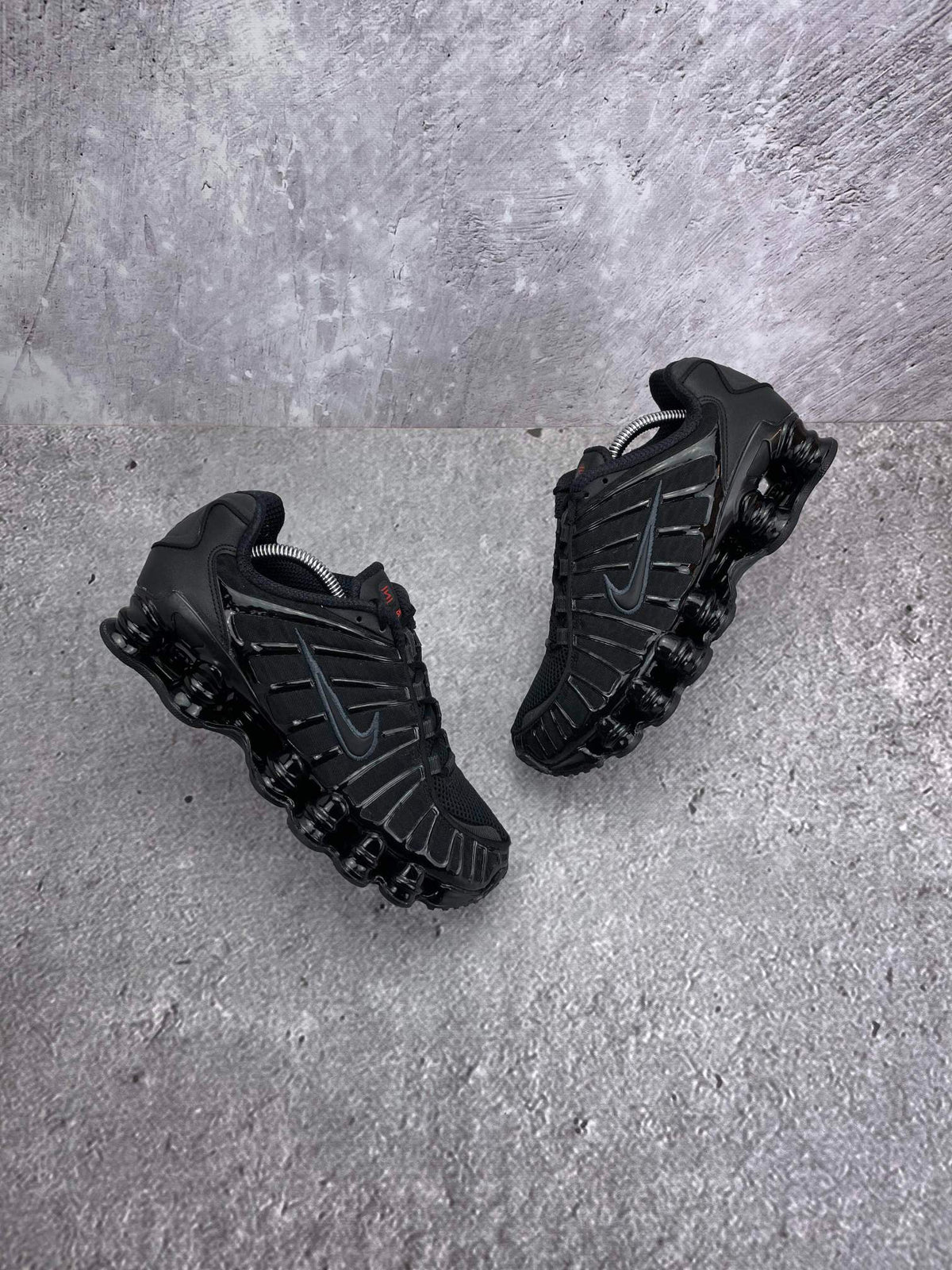 Nike Shox TL Black — buty sportowe damskie w bardzo dobrym stanie rozmiar 39, widok z góry na zewnętrzną stronę butów