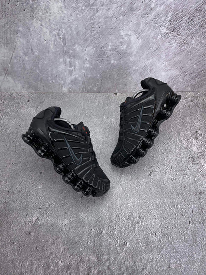 Nike Shox TL Black — buty sportowe damskie w bardzo dobrym stanie rozmiar 39, widok z góry na zewnętrzną stronę butów