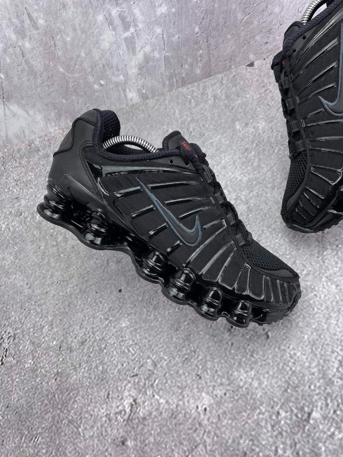Nike Shox TL Black — buty sportowe damskie w bardzo dobrym stanie rozmiar 39, zewnętrzny panel prawego buta