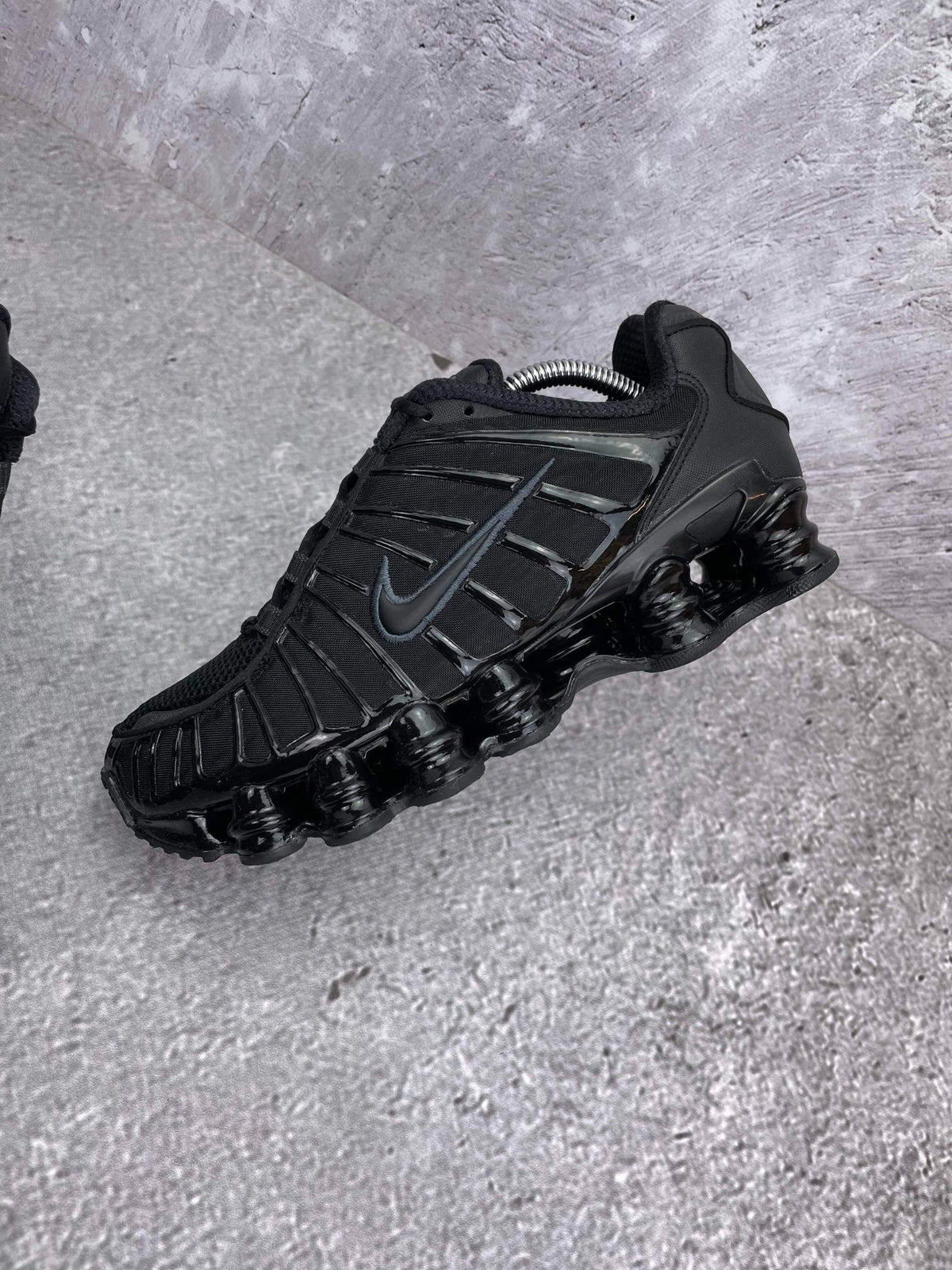 Nike Shox TL Black — buty sportowe damskie w bardzo dobrym stanie rozmiar 39, zewnętrzny panel lewego buta