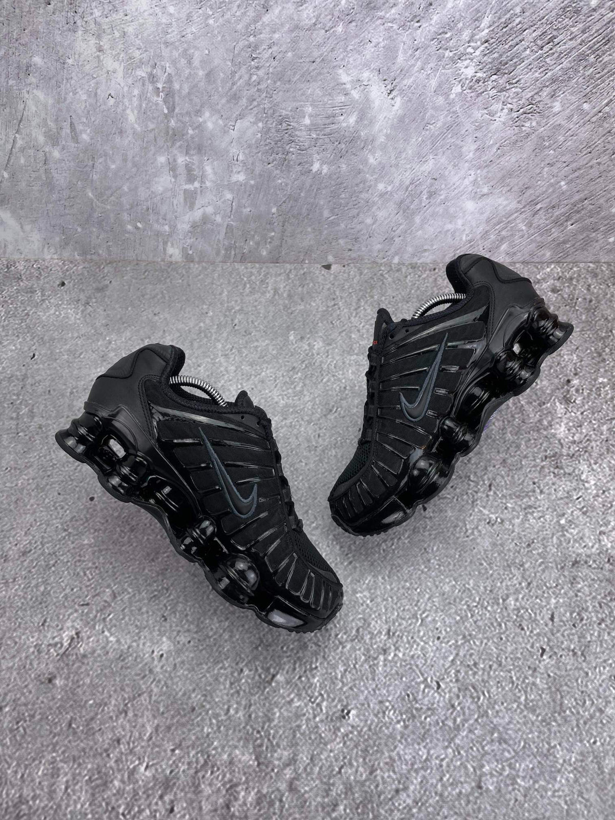Nike Shox TL Black — buty sportowe damskie w bardzo dobrym stanie rozmiar 39, widok z góry na wewnętrzną stronę butów