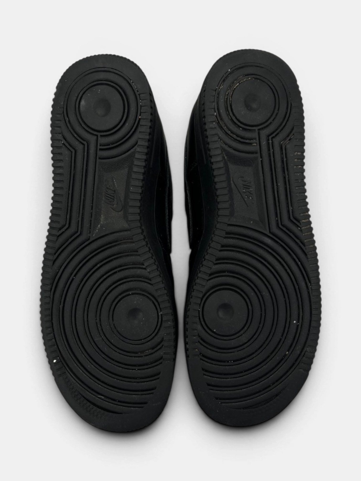 Nike Air Force 1 Low Triple Black — buty sportowe damskie w bardzo dobrym stanie rozmiar 40, podeszwa