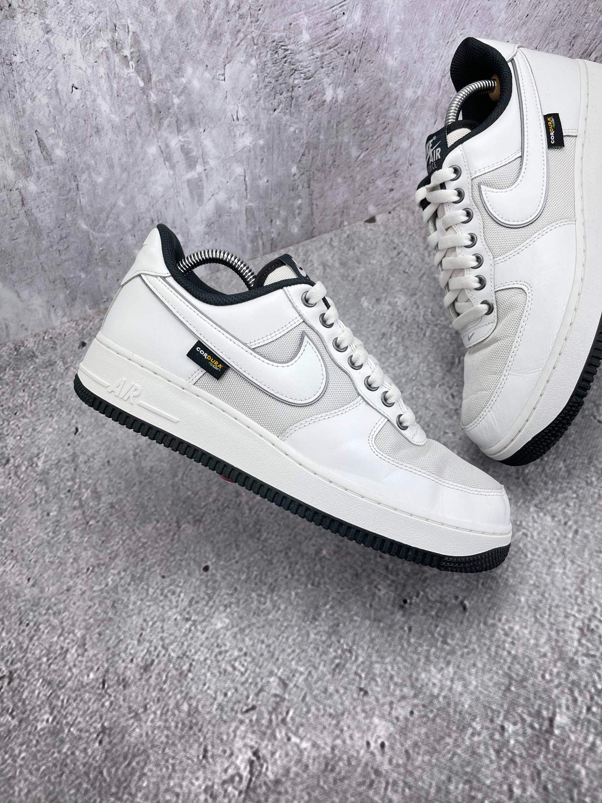 Nike Air Force 1 Low White Cordura — buty sportowe męskie w bardzo dobrym stanie rozmiar 42.5, zewnętrzny panel prawego buta