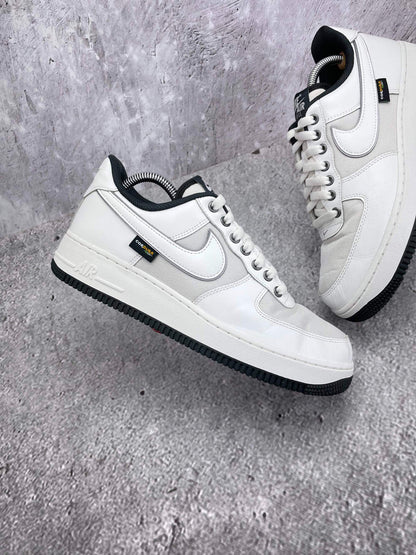 Nike Air Force 1 Low White Cordura — buty sportowe męskie w bardzo dobrym stanie rozmiar 42.5, zewnętrzny panel prawego buta