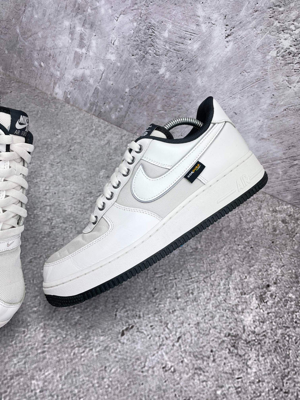 Nike Air Force 1 Low White Cordura — buty sportowe męskie w bardzo dobrym stanie rozmiar 42.5, zewnętrzny panel lewego buta