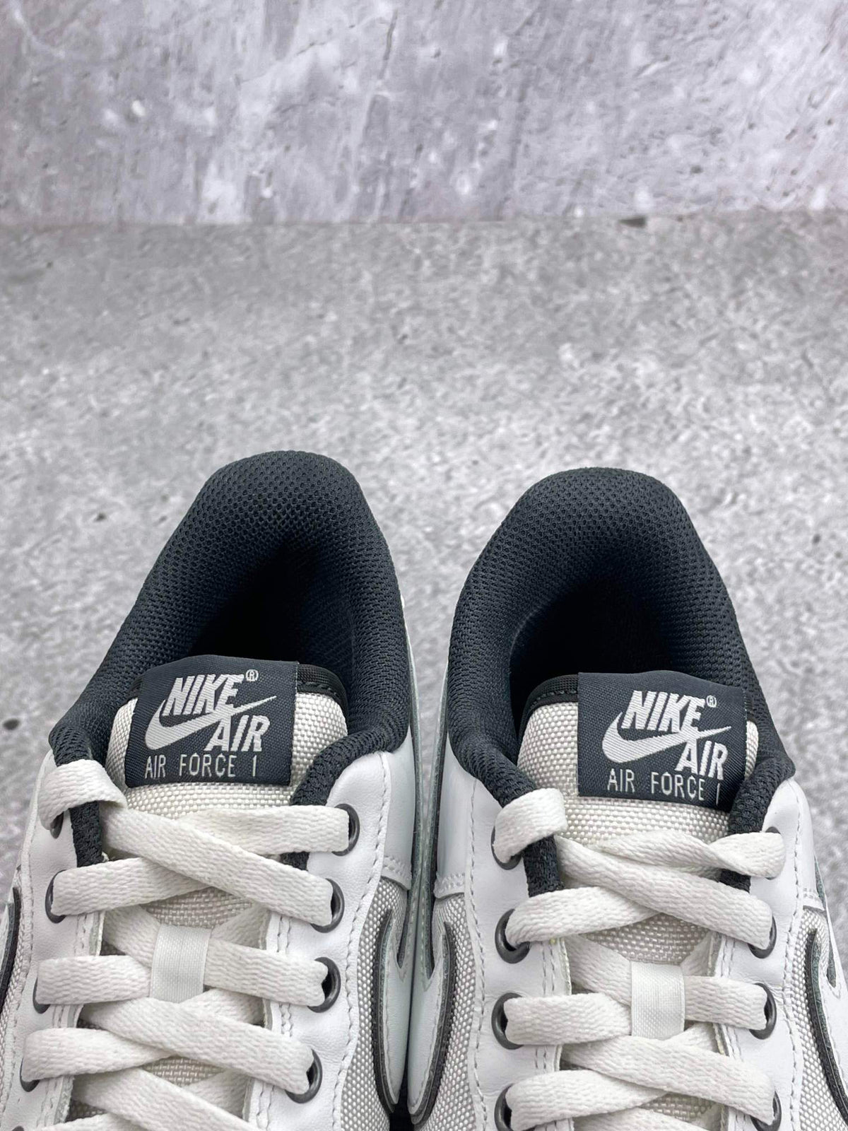 Nike Air Force 1 Low White Cordura — buty sportowe męskie w bardzo dobrym stanie rozmiar 42.5, zapiętki butów