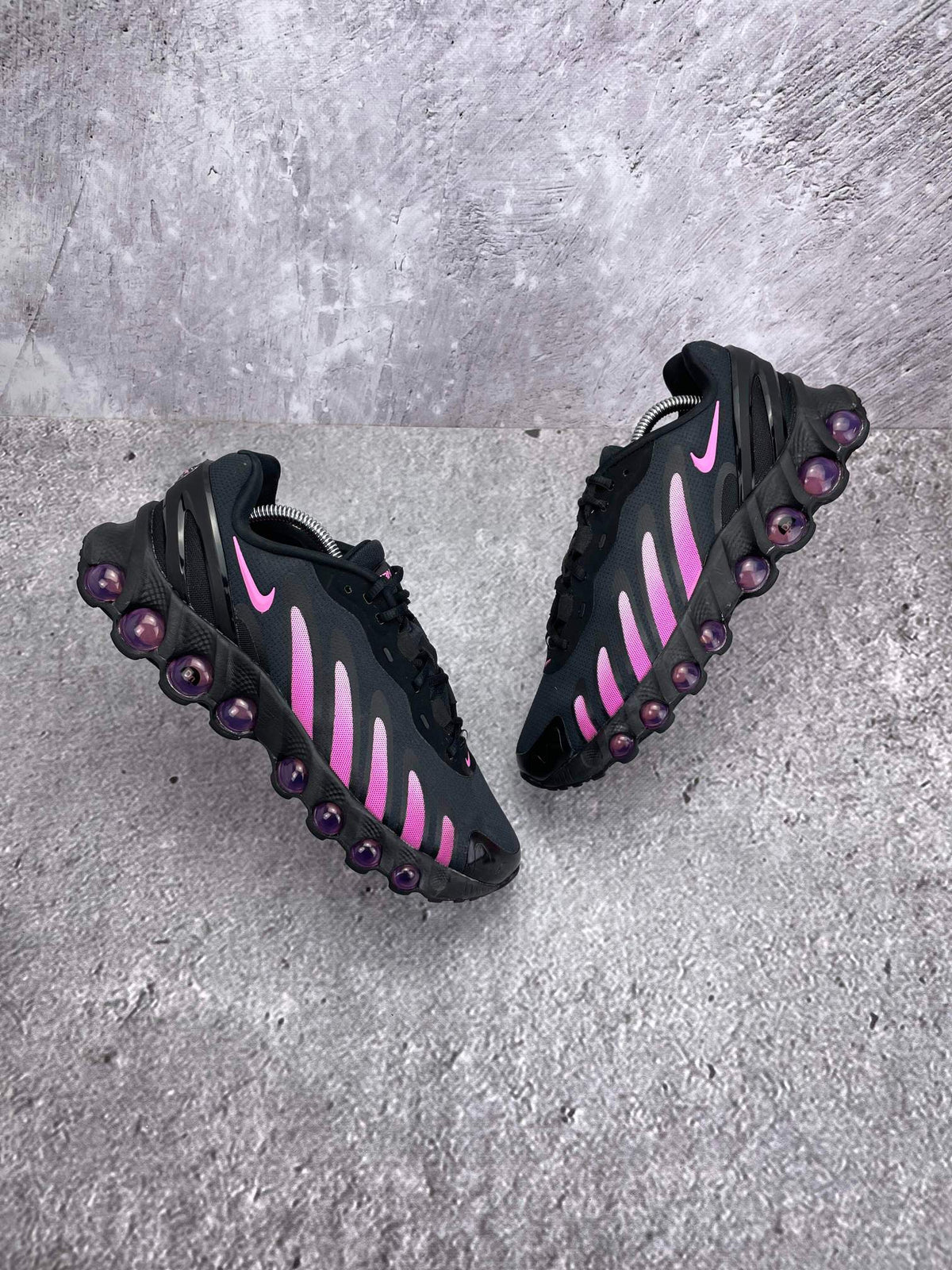 Nike Air Max Dn8 Black Pink Foam — buty sportowe męskie w bardzo dobrym stanie rozmiar 41, widok z góry na zewnętrzną stronę butów
