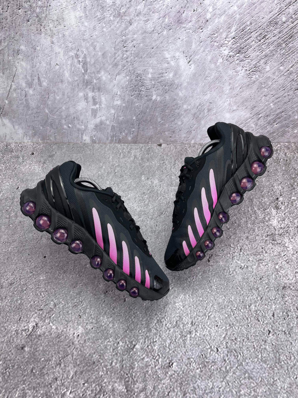 Nike Air Max Dn8 Black Pink Foam — buty sportowe męskie w bardzo dobrym stanie rozmiar 41, widok z góry na wewnętrzną stronę butów