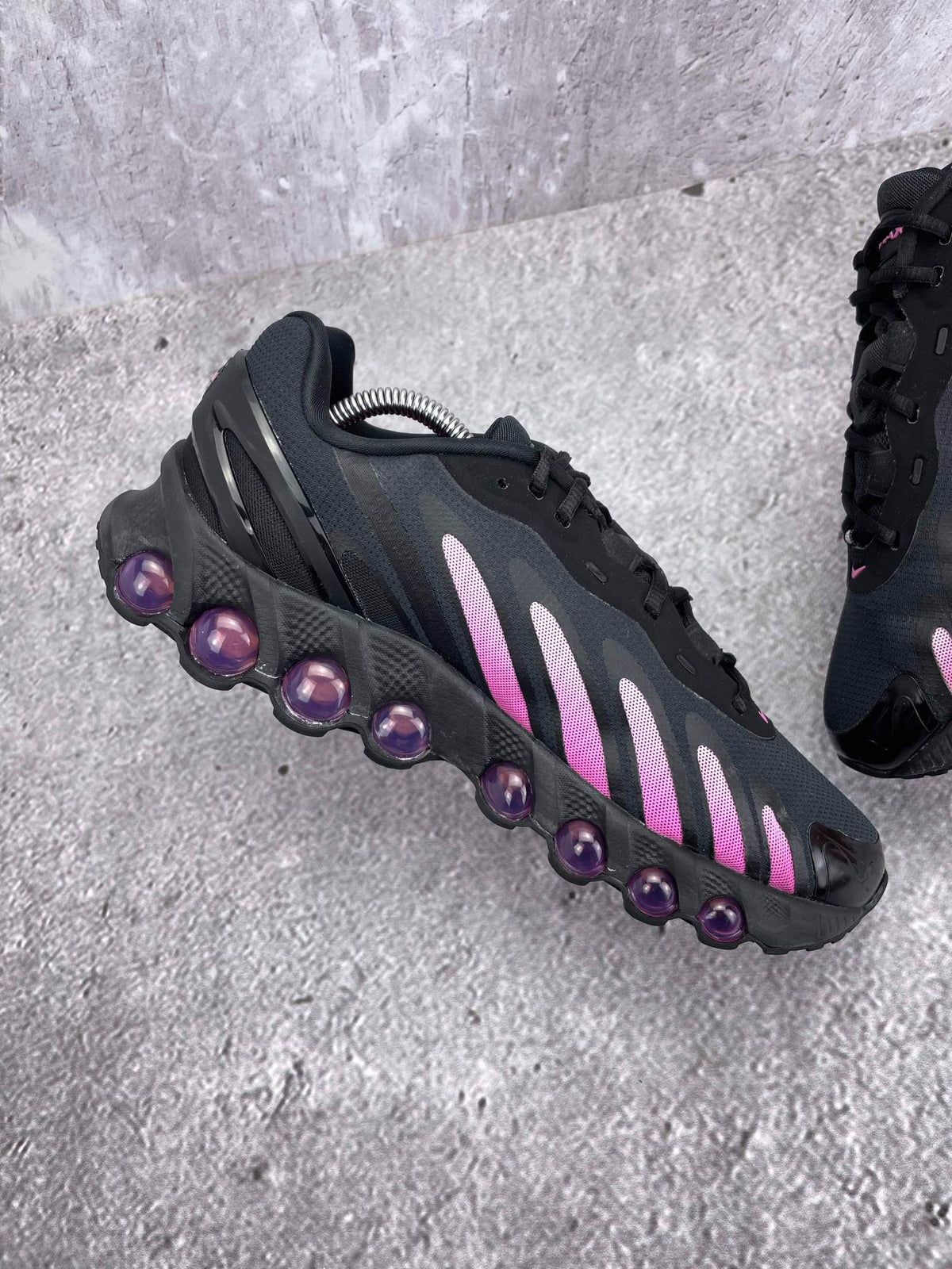 Nike Air Max Dn8 Black Pink Foam — buty sportowe męskie w bardzo dobrym stanie rozmiar 41, wewnętrzny panel lewego buta