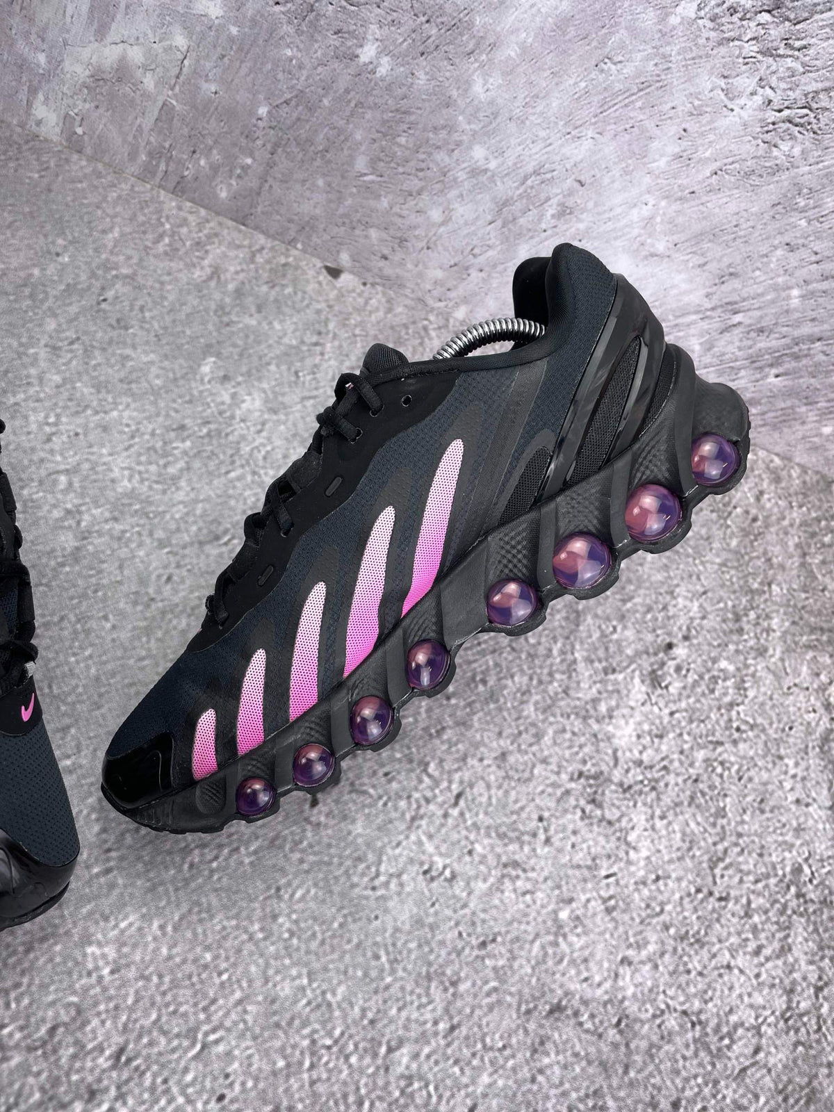 Nike Air Max Dn8 Black Pink Foam — buty sportowe męskie w bardzo dobrym stanie rozmiar 41, wewnętrzny panel prawego buta