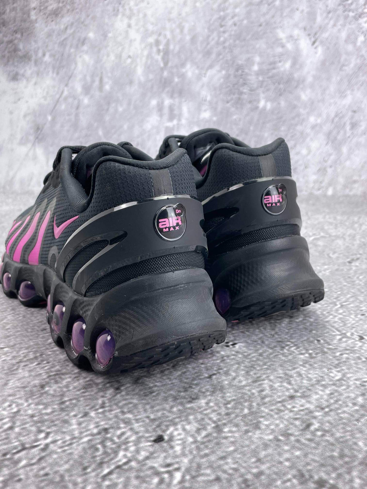Nike Air Max Dn8 Black Pink Foam — buty sportowe męskie w bardzo dobrym stanie rozmiar 41, widok z tyłu