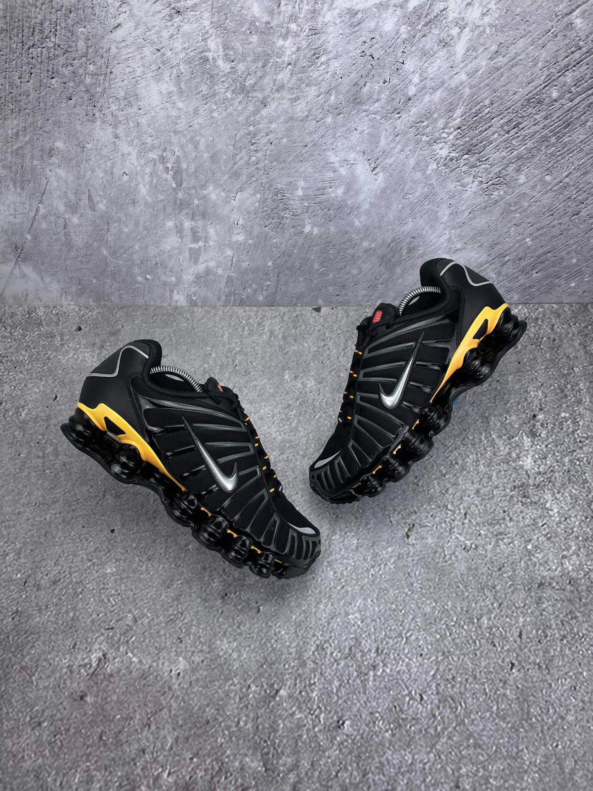 Nike Shox TL — buty sportowe męskie w bardzo dobrym stanie rozmiar 42, widok z góry na zewnętrzną stronę butów