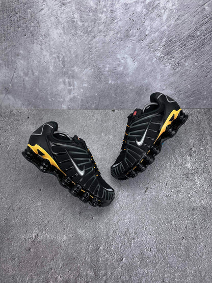 Nike Shox TL — buty sportowe męskie w bardzo dobrym stanie rozmiar 42, widok z góry na zewnętrzną stronę butów