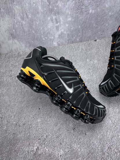 Nike Shox TL — buty sportowe męskie w bardzo dobrym stanie rozmiar 42, zewnętrzny panel prawego buta
