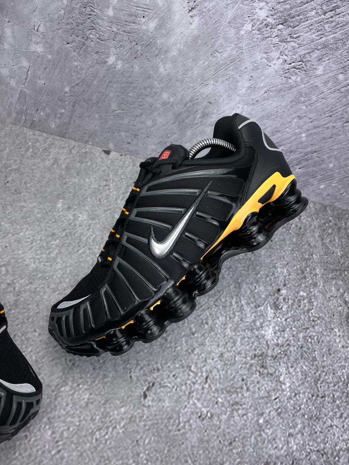 Nike Shox TL — buty sportowe męskie w bardzo dobrym stanie rozmiar 42, zewnętrzny panel lewego buta