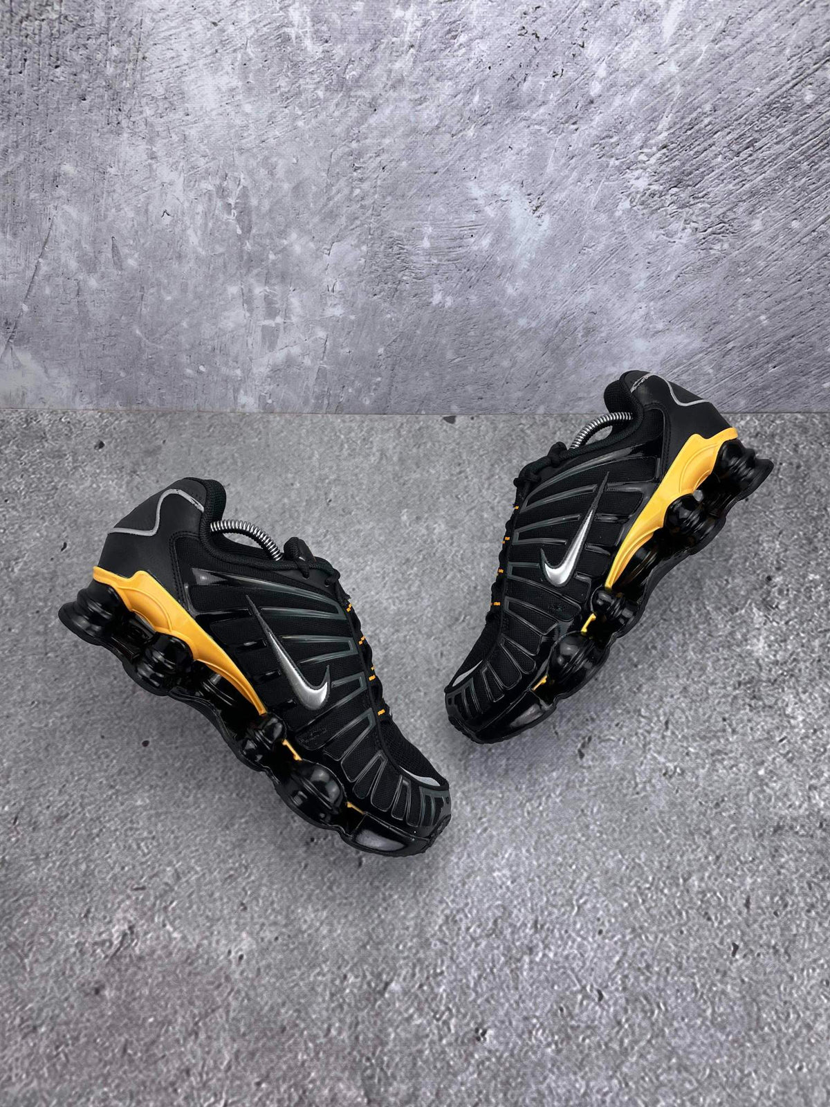 Nike Shox TL — buty sportowe męskie w bardzo dobrym stanie rozmiar 42, widok z góry na wewnętrzną stronę butów