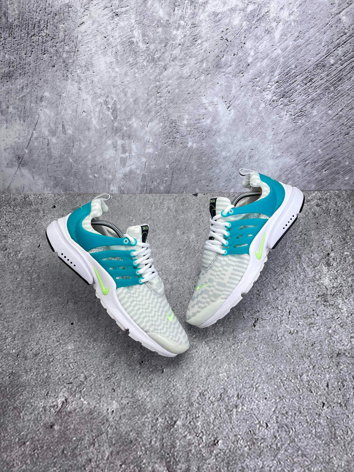 Nike Air Presto Lightning Swoosh — buty sportowe męskie w bardzo dobrym stanie rozmiar 42.5, widok z góry na zewnętrzną stronę butów