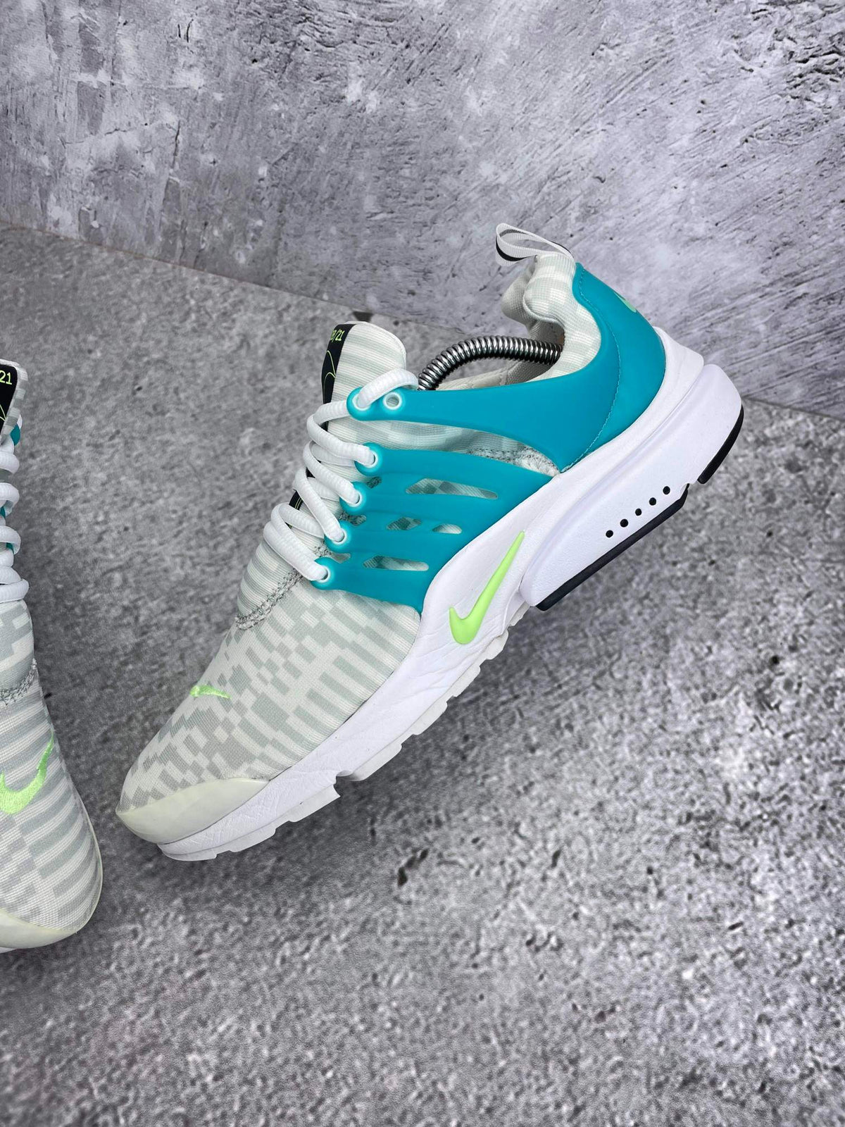 Nike Air Presto Lightning Swoosh — buty sportowe męskie w bardzo dobrym stanie rozmiar 42.5, zewnętrzny panel lewego buta