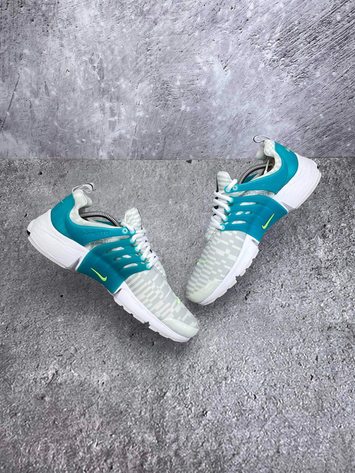 Nike Air Presto Lightning Swoosh — buty sportowe męskie w bardzo dobrym stanie rozmiar 42.5, widok z góry na wewnętrzną stronę butów