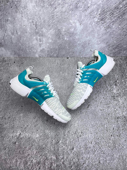 Nike Air Presto Lightning Swoosh — buty sportowe męskie w bardzo dobrym stanie rozmiar 42.5, widok z góry na wewnętrzną stronę butów