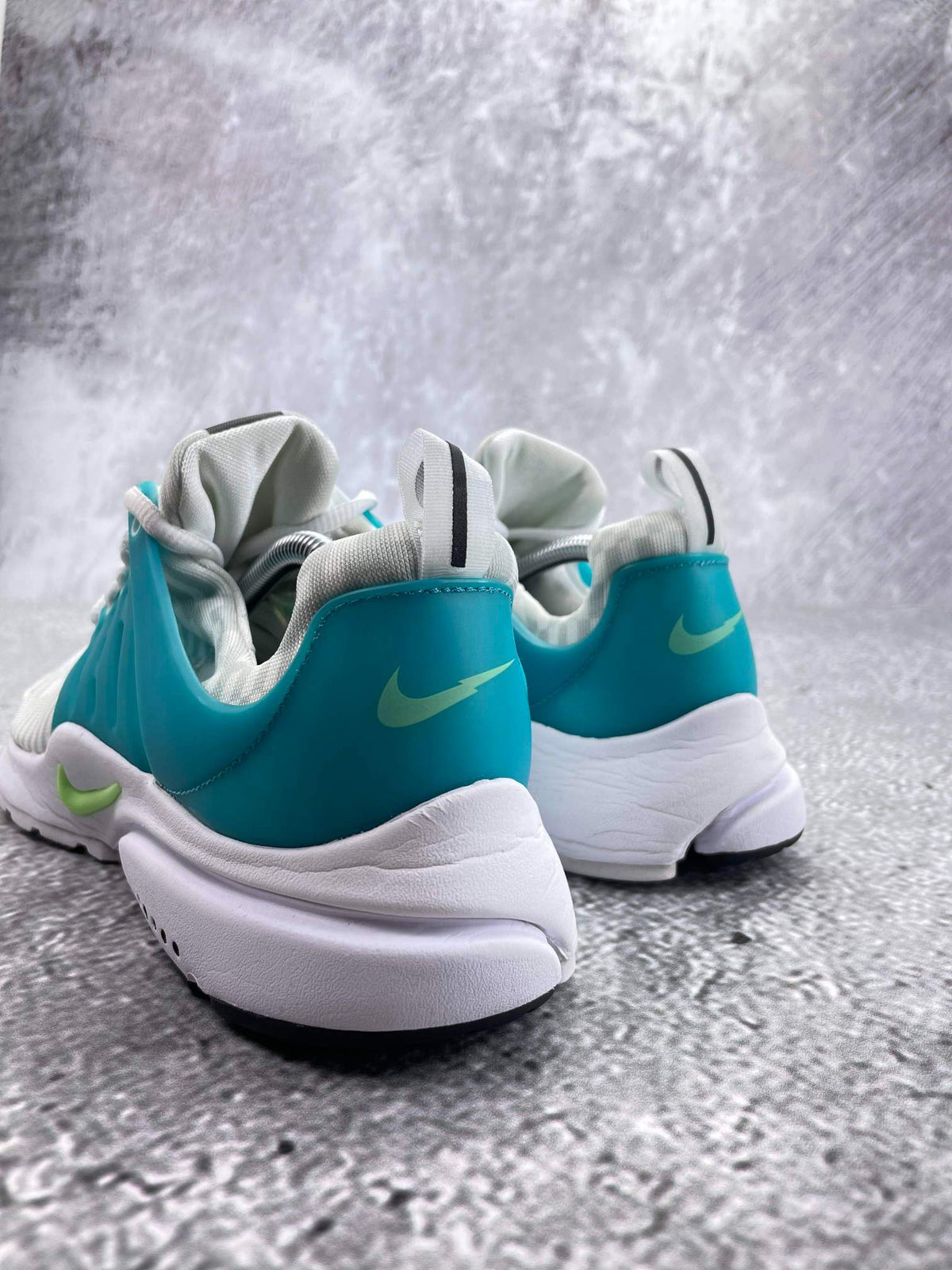 Nike Air Presto Lightning Swoosh — buty sportowe męskie w bardzo dobrym stanie rozmiar 42.5, widok z tyłu