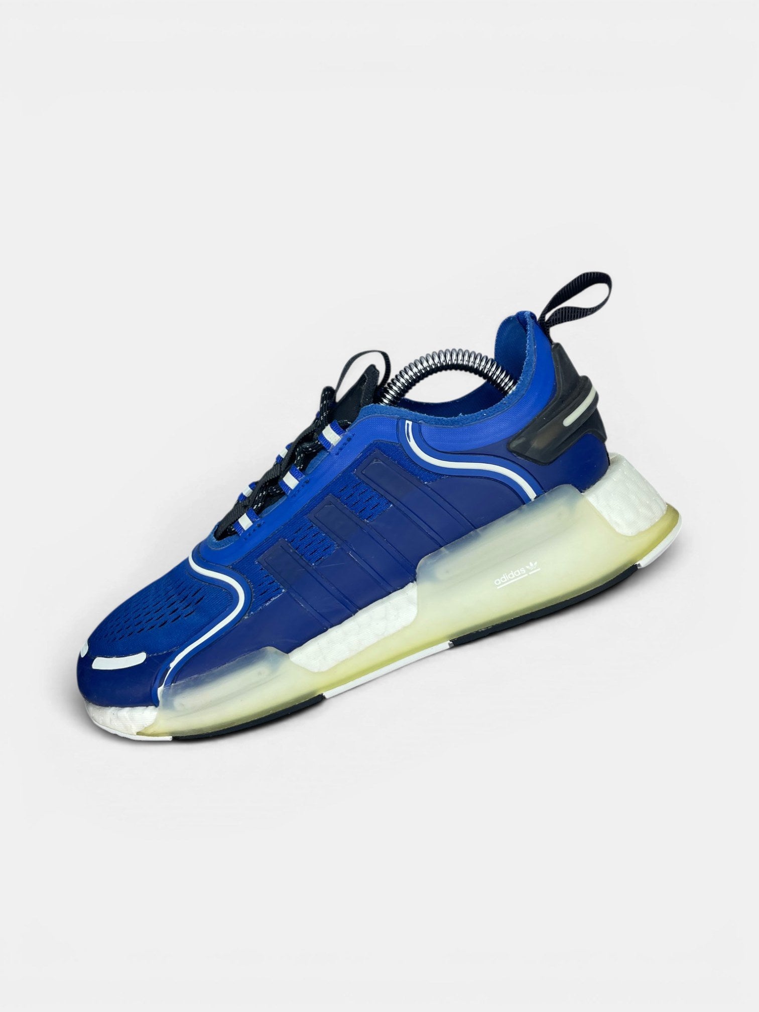 Adidas NMD V3 Royal Blue — buty sportowe męskie w bardzo dobrym stanie rozmiar 38, widok z góry na wewnętrzną stronę butów